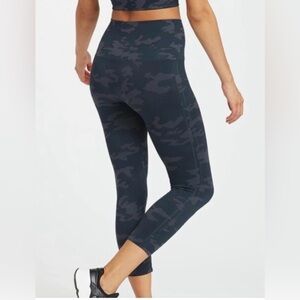 SPANX Navy Camo "Look At Me Now" High-Waisted Capri Leggings |
Size L